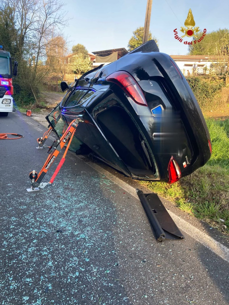 Incidente stradale: auto si ribalta, due giovani in gravi condizioni