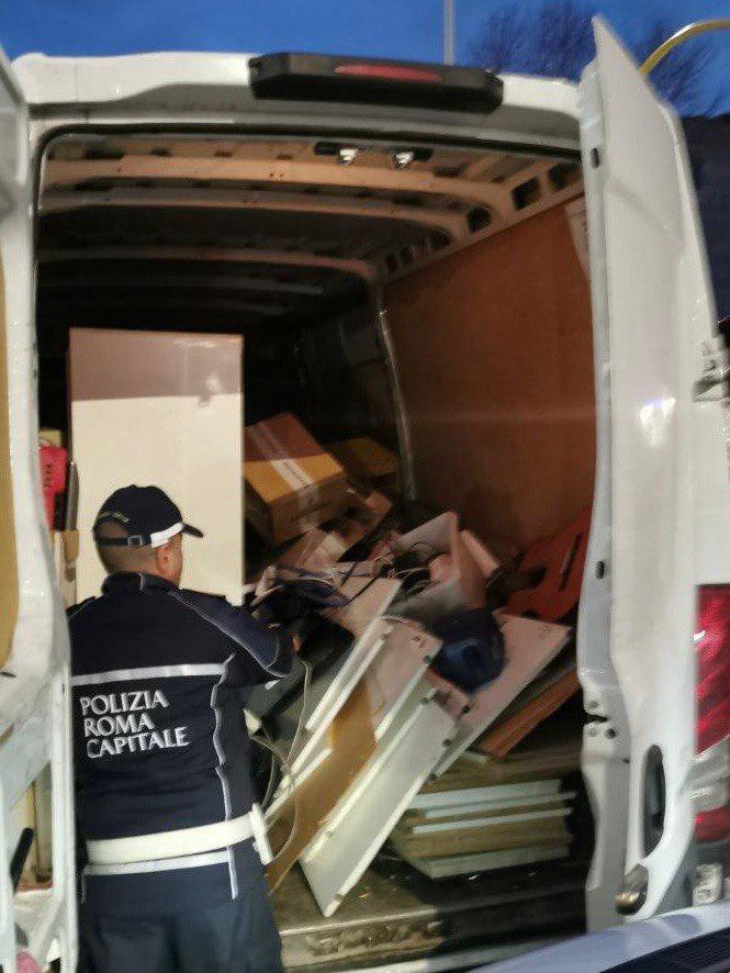 Intervento della Polizia Locale nei centri AMA: sette denunciati