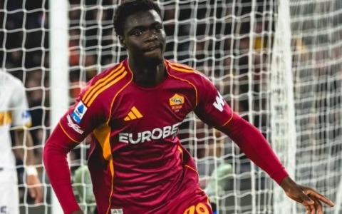 La Roma sconfigge il Lecce e raggiunge la Juventus