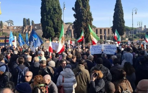 Manifestazioni per l’Iran libero: da FDI a IV, cori per lo scià