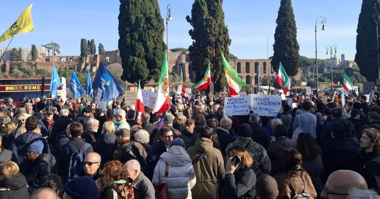 Manifestazioni per l’Iran libero: da FDI a IV, cori per lo scià