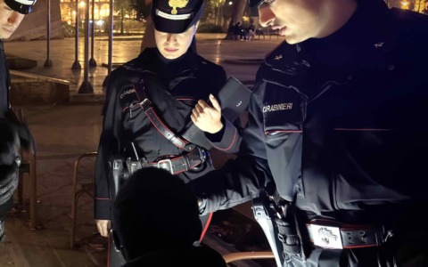 Minaccia il proprietario di un bar con una bottiglia rotta per ottenere l’incasso