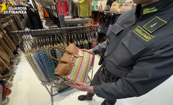 Operazione contro la contraffazione: sequestrati 15 mila gioielli e accessori