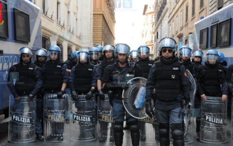 Primo fermo preventivo durante i cortei, 91 persone in Questura