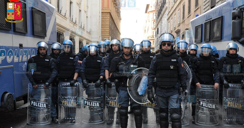Primo fermo preventivo durante i cortei, 91 persone in Questura
