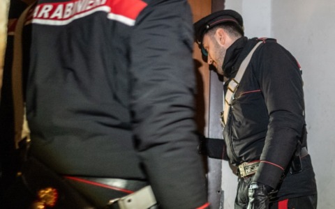 Rapina armata e tentata estorsione: arrestati un maggiorenne e un minorenne