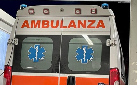 Ribaltamento di un’auto in autostrada, una donna ferita