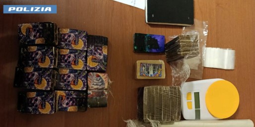 Scoperta di oltre due chili di droga e tre arresti