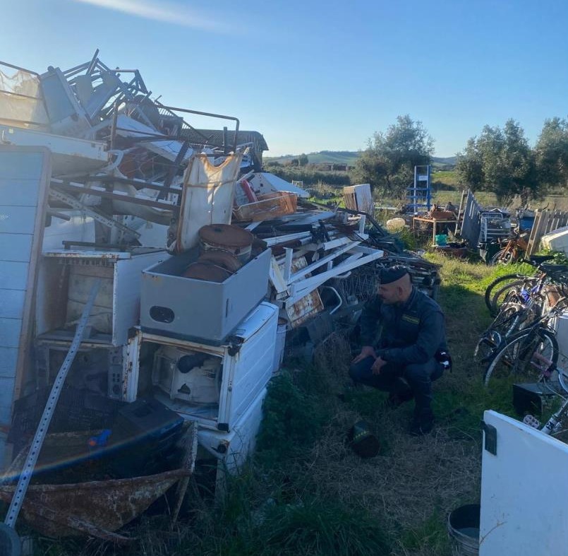 Scoperta discarica abusiva di 15 mila metri quadrati