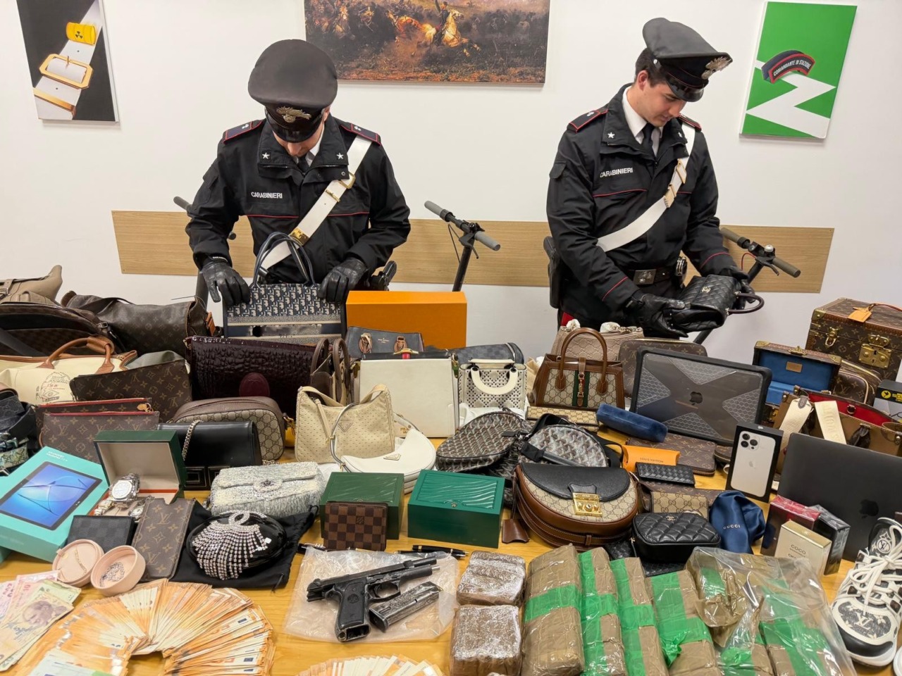 Scoperto arsenale e droga in un’abitazione