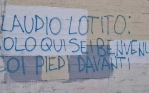 Scritte minacciose su muro di chiesa: “Solo qui sei benvenuto coi piedi davanti”