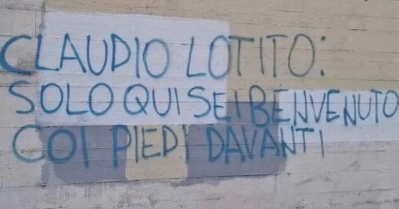 Scritte minacciose su muro di chiesa: “Solo qui sei benvenuto coi piedi davanti”
