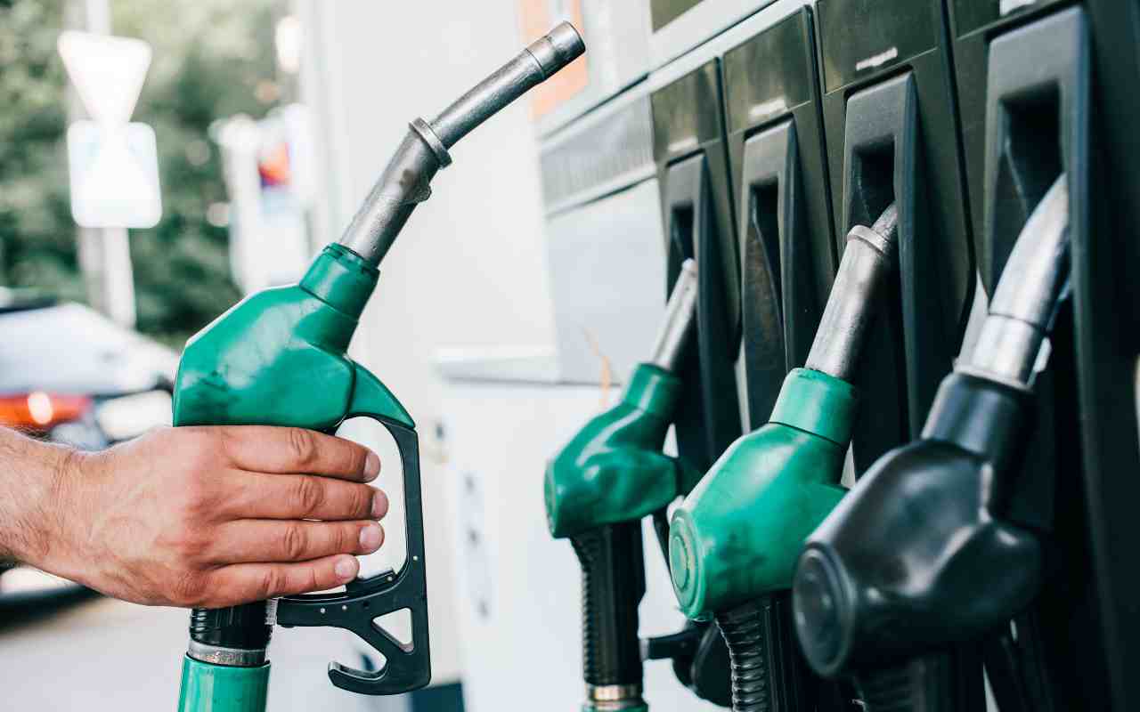 Sequestrato distributore di gasolio alterato e 3.500 litri di carburante