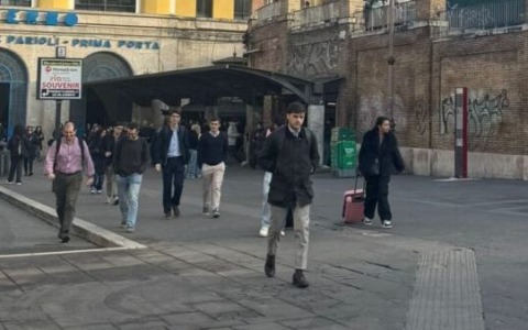 Sgomberato piazzale Flaminio, le bancarelle trasferite a piazza Mancini