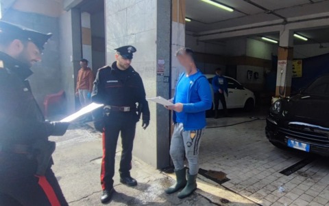 Sospesi due autolavaggi per irregolarità lavorative e sicurezza