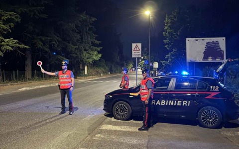 Tre arrestati per tentata rapina a una donna in un locale