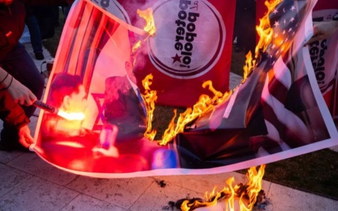 Tre persone identificate per il rogo di cartelli di Meloni e Nordio al corteo