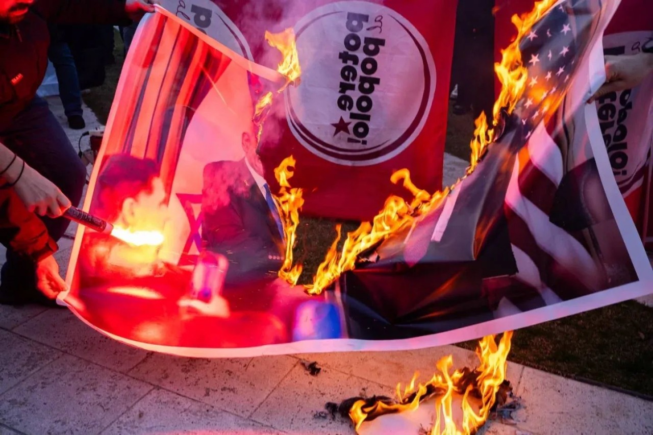 Tre persone identificate per il rogo di cartelli di Meloni e Nordio al corteo