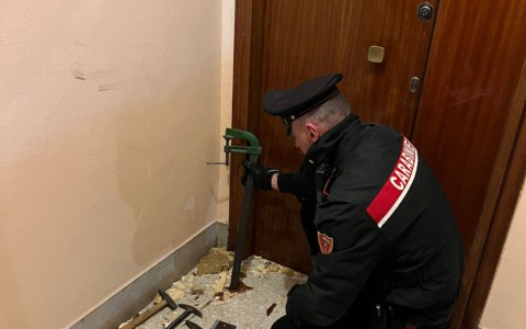 Un 44enne tenta di forzare la porta dei genitori nonostante il divieto di avvicinamento