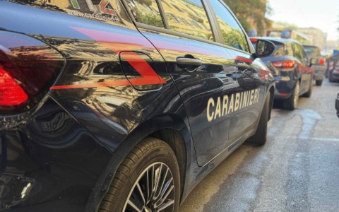 Un giovane aggredisce un passante dopo una lite con la moglie