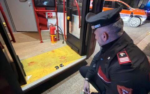 Un uomo accoltella un passeggero su un autobus: arrestato un 33enne