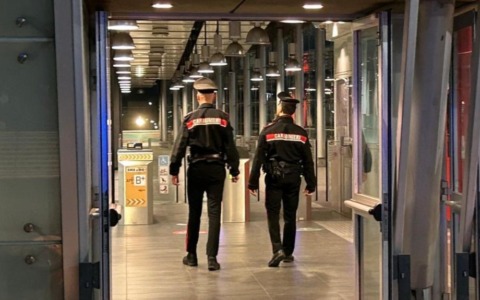Un uomo aggredisce addetto alla sicurezza e militari: arresto a Metro C