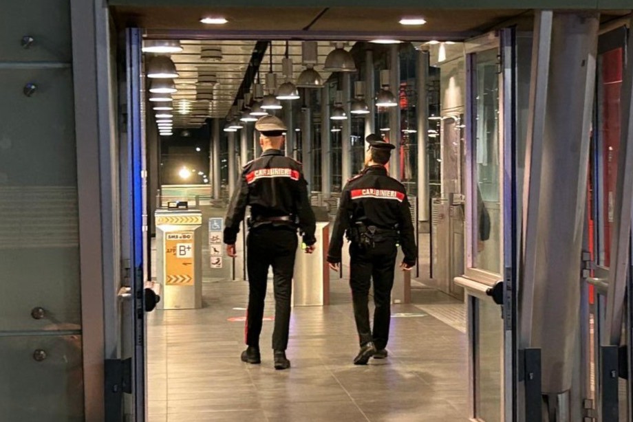 Un uomo aggredisce addetto alla sicurezza e militari: arresto a Metro C
