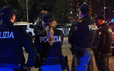 Un uomo armato di accetta tenta di entrare nell’auto di una donna a Roma