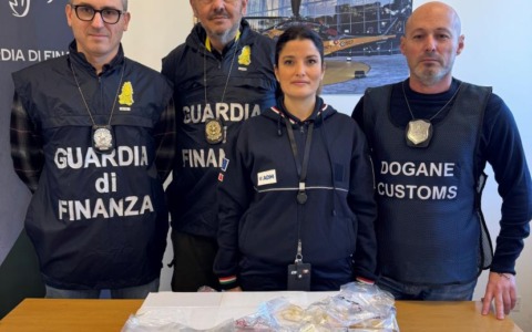 Un uomo con 100 ovuli di cocaina arrestato all’aeroporto di Ciampino