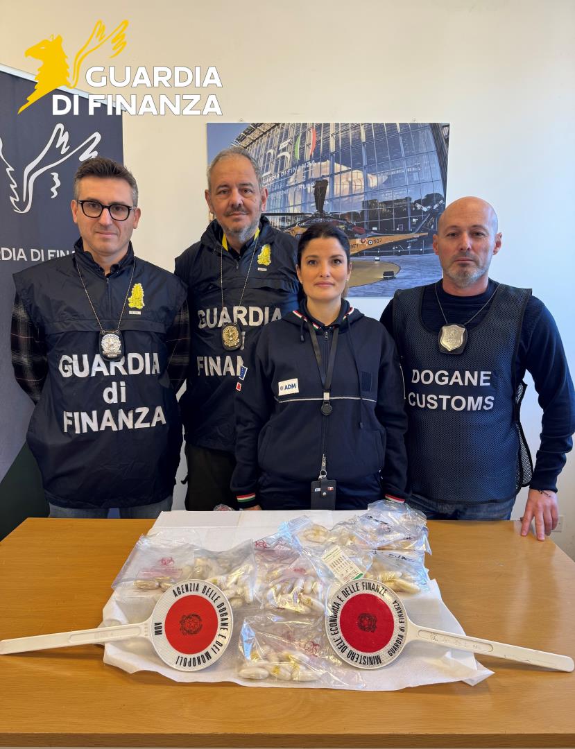 Un uomo con 100 ovuli di cocaina arrestato all’aeroporto di Ciampino