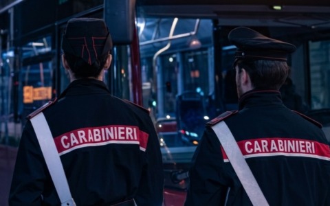 Un uomo semina il panico su un autobus e tenta di lanciare sassi