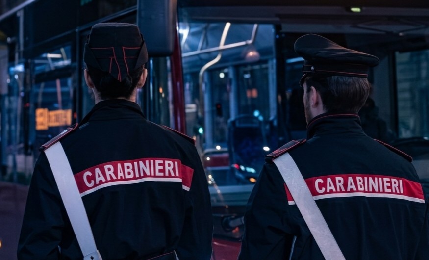 Un uomo semina il panico su un autobus e tenta di lanciare sassi