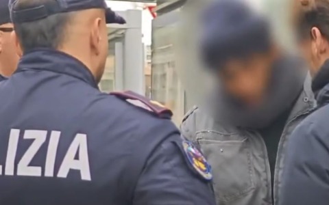 Una troupe della Rai aggredita da anarchici a Roma