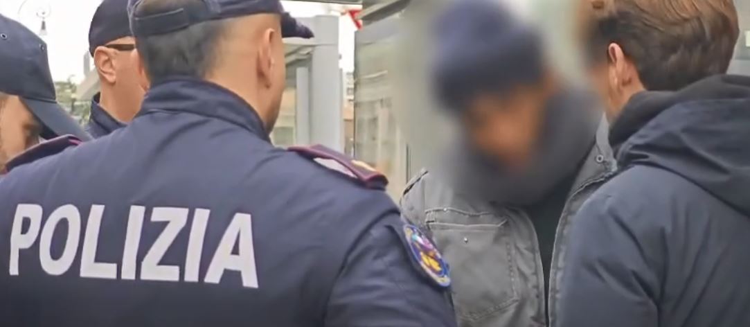 Una troupe della Rai aggredita da anarchici a Roma