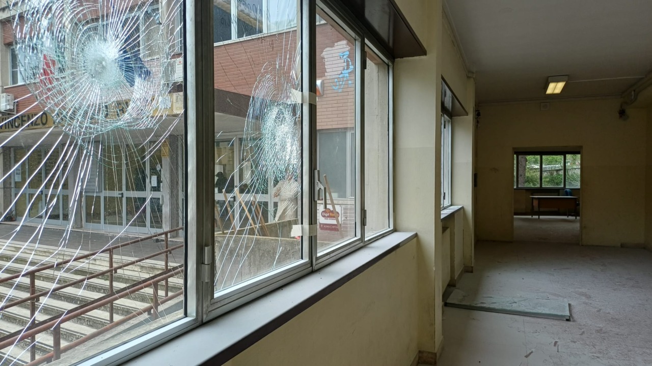 Vandali in azione all’istituto tecnico superiore Vincenzo Arangio Ruiz di Roma