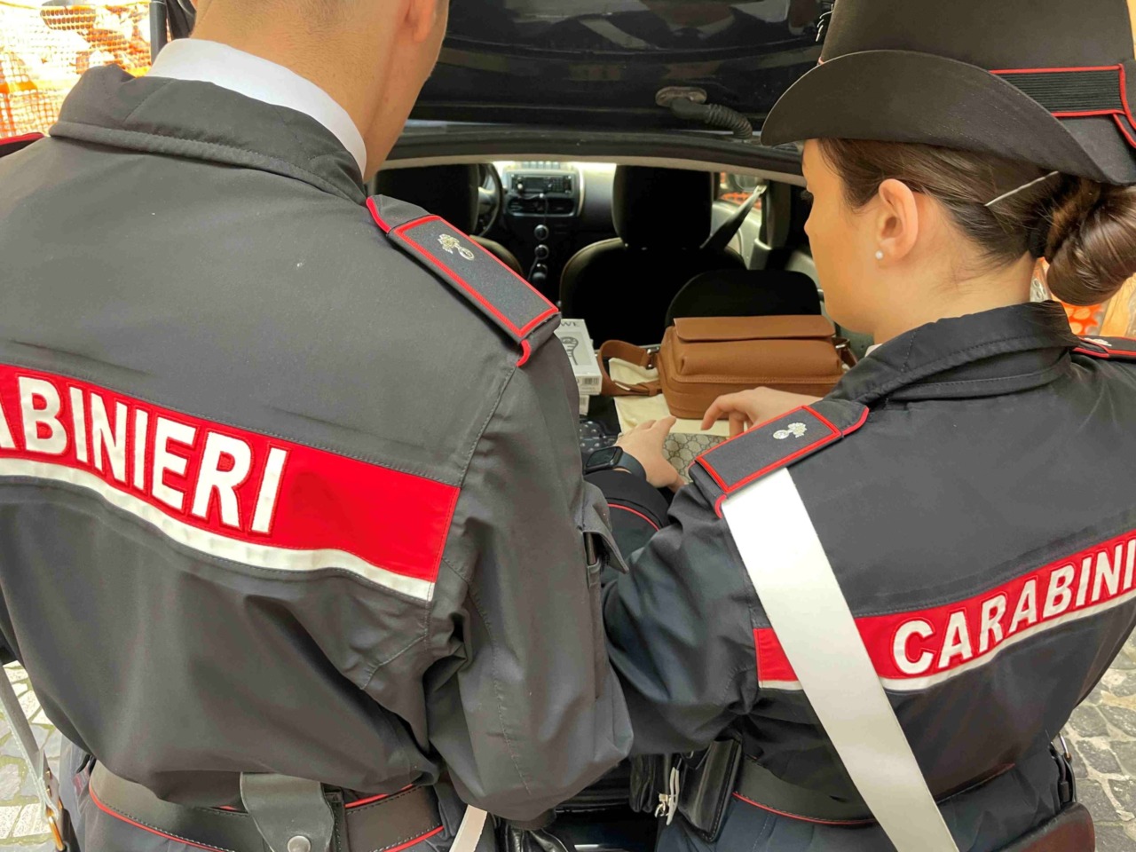 19enne arrestato dopo un furto in una boutique di lusso