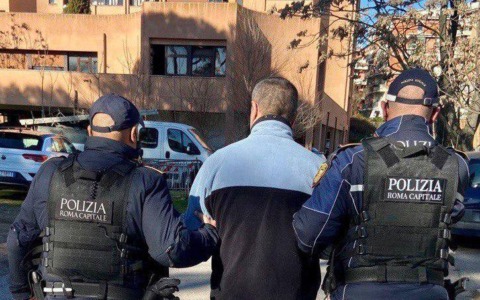 Aggressione a minorenni: arrestato un uomo per furto