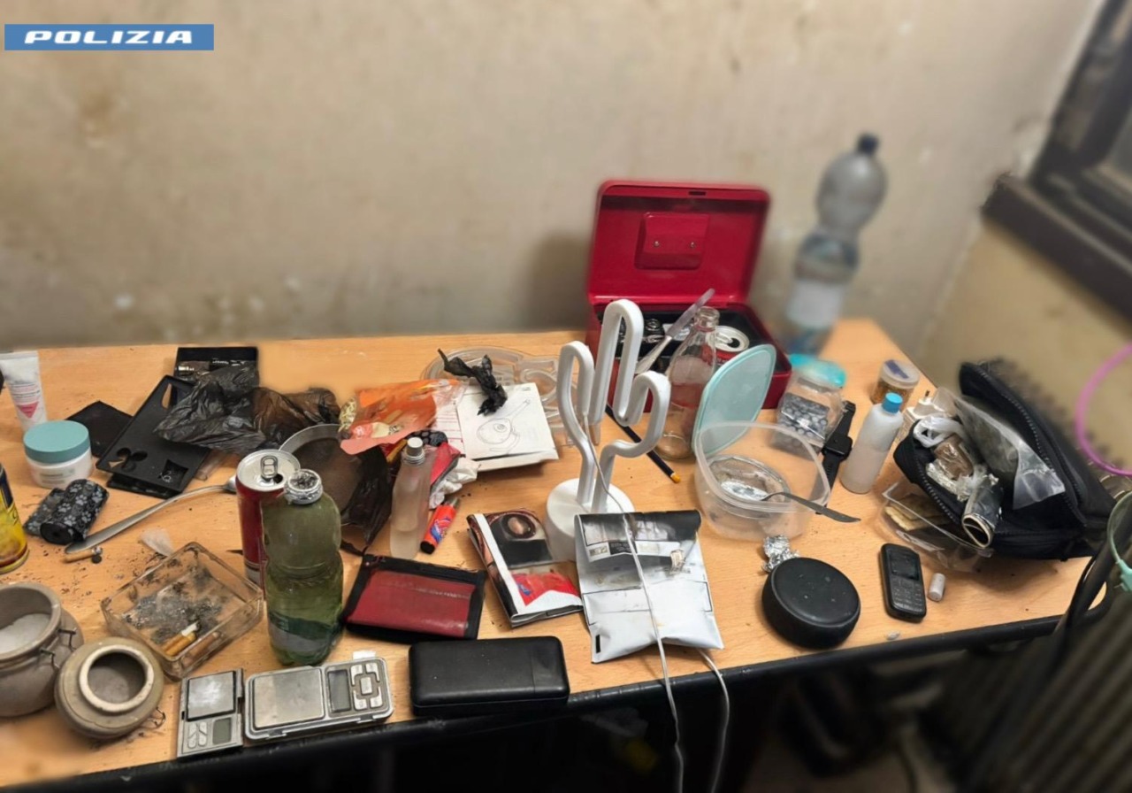 Arrestata coppia di spacciatori a Laurentino, clienti consumano droga a casa