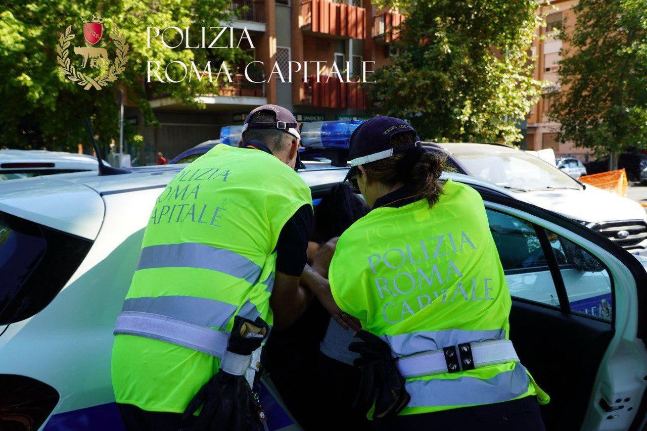 Arrestato parcheggiatore abusivo per aggressione a un automobilista