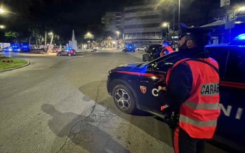 Colpi di pistola contro un titolare di sala scommesse mentre rientra a casa