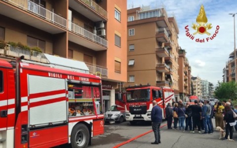 Fiamme in appartamento, due persone salvate