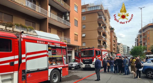 Fiamme in appartamento, due persone salvate
