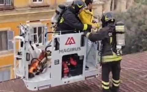 Incendio in un attico, due persone salvate dai vigili del fuoco