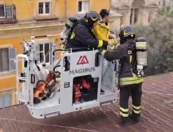Incendio in un attico, due persone salvate dai vigili del fuoco