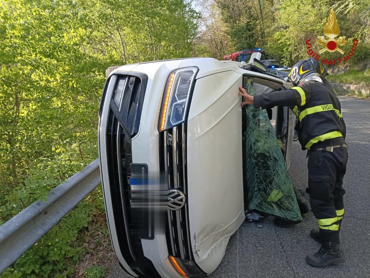Incidente stradale coinvolge mamma e due bambini