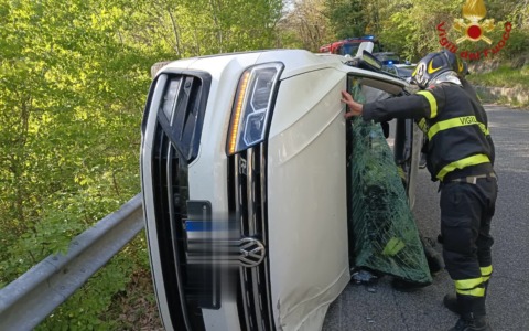 Incidente stradale coinvolge mamma e due bambini