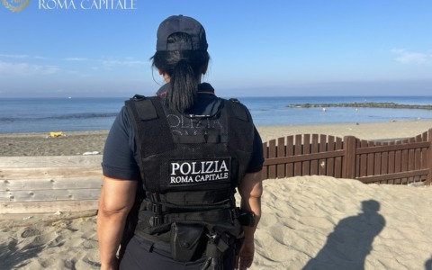 Intervento di ripristino del decoro sulla spiaggia di Ostia