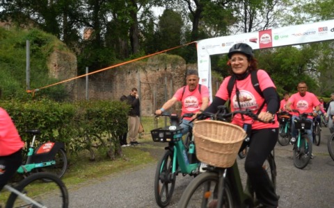 Prevenzione del tumore al seno: successo per l’evento “Bicinrosa” a Roma