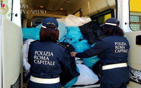 Quattro denunciati per il gioco delle tre campanelle a Roma