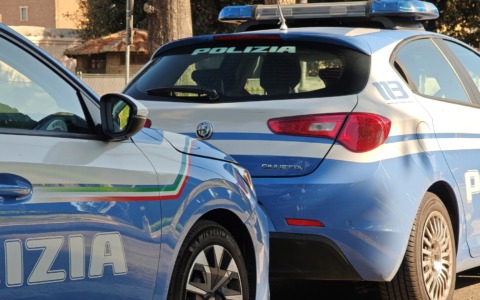 Rapina in gioielleria: banditi armati al centro commerciale